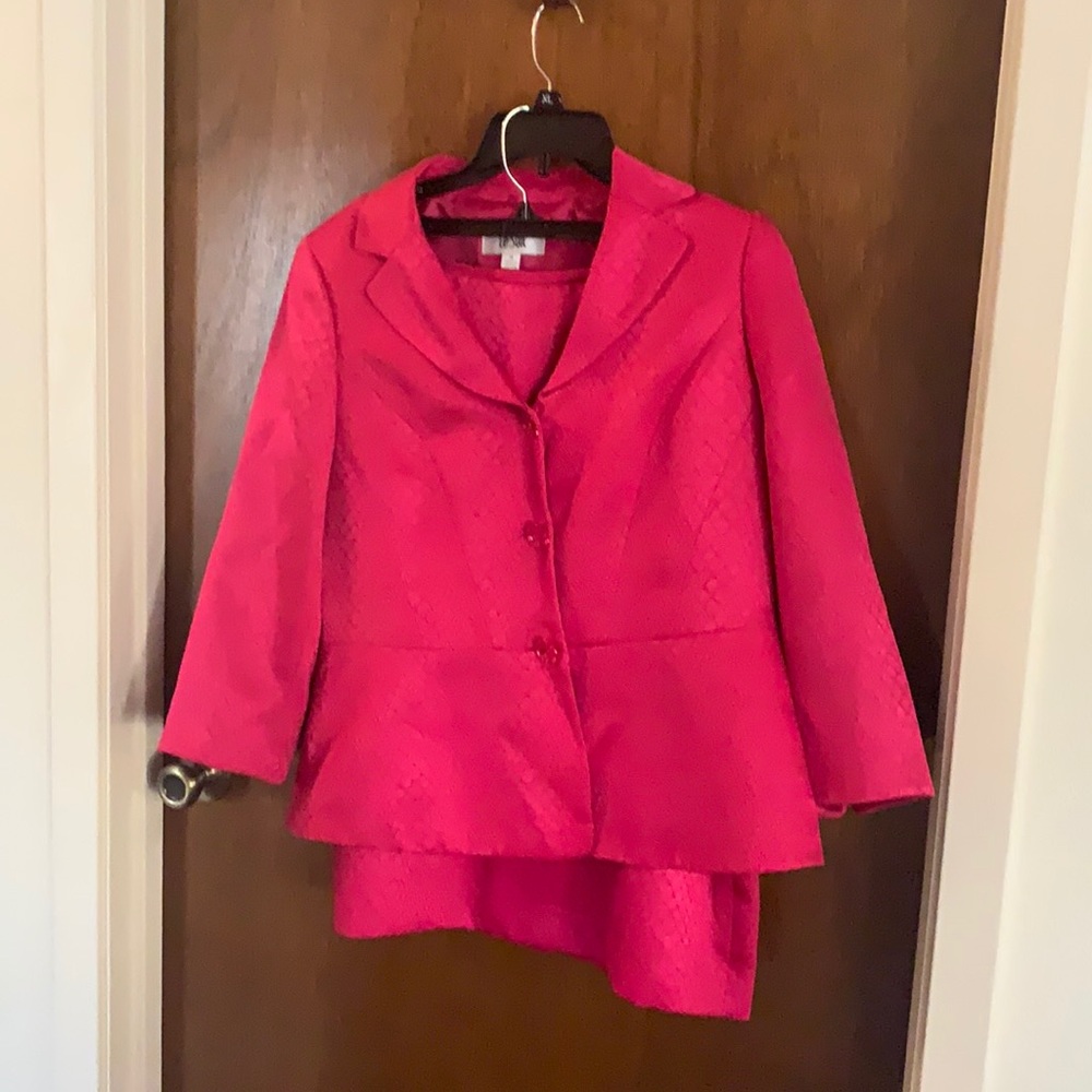 Stunning pink skirt suit, never worn!!